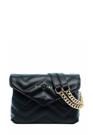 Borsa a mano in pelle trapuntata nera con tracolla in catena dorata, chiusura a soffietto e logo impresso. Il motivo a chevron aggiunge texture e dettagli.
