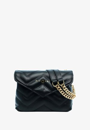 Borsa a mano in pelle trapuntata nera con tracolla in catena dorata, chiusura a soffietto e logo impresso. Il motivo a chevron aggiunge texture e dettagli.