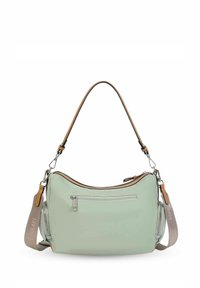 Bolso de mano en verde menta suave, de material liso, con un diseño curvado, cierre superior de cremallera y una correa de hombro de cuero marrón con herrajes plateados.