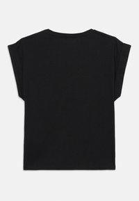 Camiseta negra de manga corta hecha de algodón, con un corte holgado y un cuello redondo. Textura suave con un detalle mínimo.