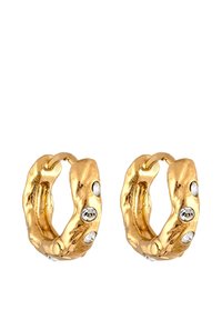 Goldene Creolen mit einem strukturierten Design, das mit klaren Rhinestones besetzt ist. Die Form ist rund mit einer rauen Oberflächenbeschaffenheit.