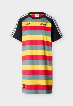 Φόρεμα Adidas με κοντά μανίκια, οριζόντιες ρίγες σε κόκκινο, κίτρινο και πράσινο, μαύρα μανίκια με λευκές ρίγες και το κείμενο «Bob» στο στήθος.