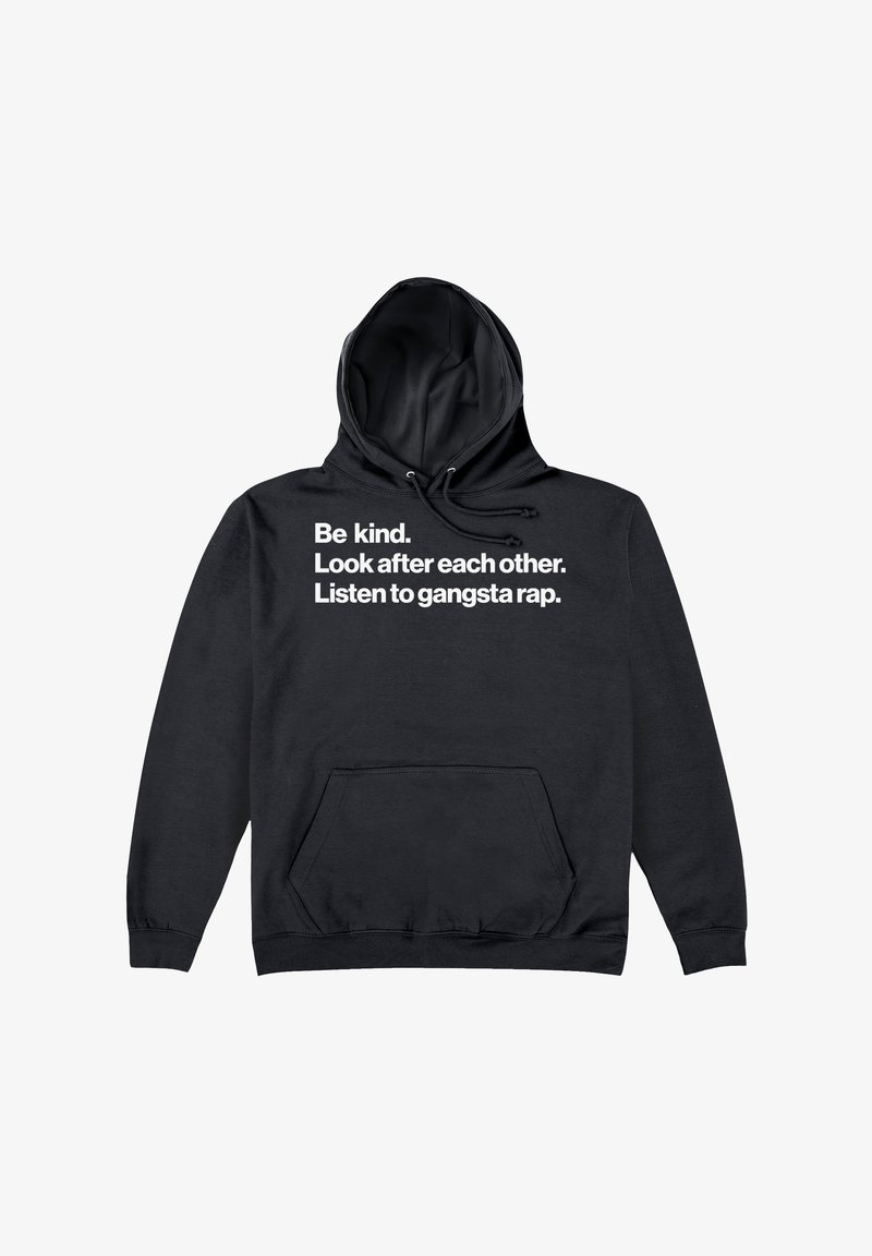Felpa nera con tasca frontale, con testo bianco che recita: "Sii gentile. Prenditi cura l'uno dell'altro. Ascolta il gangsta rap."