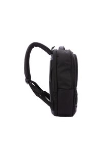 Zwarte rugzak met een gladde textielafwerking, voorzien van twee ritssluitingen, gewatteerde schouderbanden en een zijvak.
