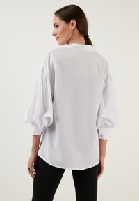 LELA LOOSE FIT - Nööpidega pluus - white