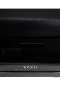 Svart läderväska med en slät textur på insidan. Har en liten ficka och en etikett som säger "PEQUS." Enkel och funktionell design.