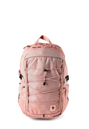 Rosa Rucksack mit vorderem Bungee-Seil, zwei Seitentaschen, verstellbaren Trägern und einem kleinen Logo-Patch unten in der Mitte.