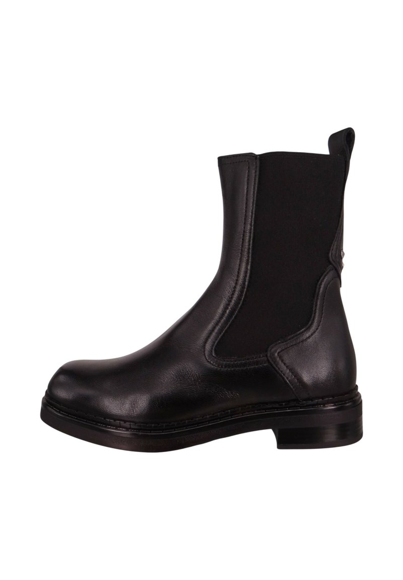 Czarny skórzany botek za kostkę z elastycznymi panelami bocznymi, zaokrąglonym noskiem i niskim, warstwowym obcasem. Gładka faktura i minimalistyczny design.