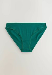 Zöld pamut bikinitípusú alsónemű, sima textúrával, rugalmas derékpánttal és varrott szélekkel; az elülső panel középső varrási részletekkel rendelkezik.