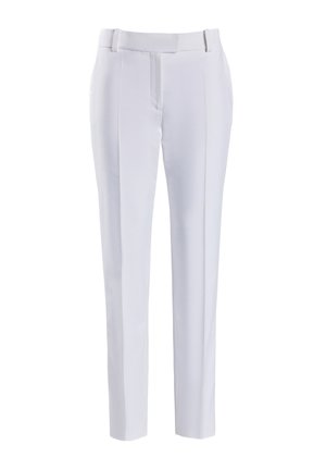 Pantalons blancs sur mesure avec une texture lisse, présentant un design à jambe droite et de subtils plis avant pour un détail supplémentaire.