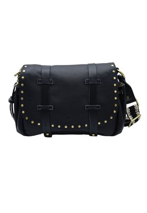 Sac bandoulière en cuir noir avec des clous dorés soulignant le rabat, deux sangles avant et une bandoulière réglable à motif avec boucle dorée.