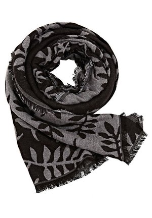 Czarny i szary szalik z wzorem liści, z frędzlami na krawędziach, zwinięty w spiralę na białym tle.
