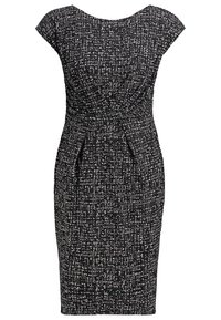 Robe noire avec un motif blanc subtil, manches courtes, silhouette ajustée, et un détail noué à la taille, longueur au-dessus du genou.