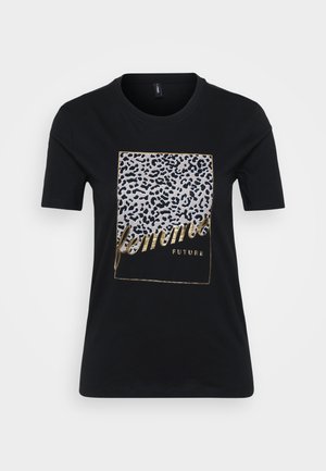 T-shirt in cotone nero con un design a stampa leopardata e testo dorato che recita "femmes FUTURE" all'interno di un riquadro rettangolare.