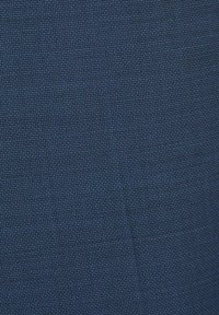 Zbliżenie na teksturowaną tkaninę z drobnym, szczelnym wzorem w kratkę w odcieniach niebieskiego i granatowego.