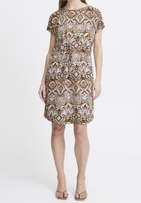 Vestido de manga corta con estampado que presenta una mezcla de tonos terrosos, formas geométricas y una cintura ajustada para un ajuste personalizable.