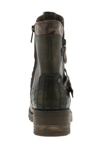 Bottine marron avec un design texturé embossé façon crocodile, fermeture éclair latérale et talon bloc. Elle présente une tige lisse et une semelle robuste.