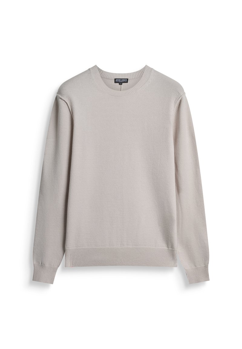 Maglione grigio chiaro realizzato in tessuto morbido, con scollo rotondo, bordo e polsini a costine, caratterizzato da una texture liscia e un design minimal.
