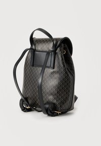 Σακίδιο πλάτης από μαύρο συνθετικό υλικό με γεωμετρικό χρυσό σχέδιο. Διαθέτει ρυθμιζόμενους ιμάντες και δομημένο, στρογγυλεμένο σχήμα.