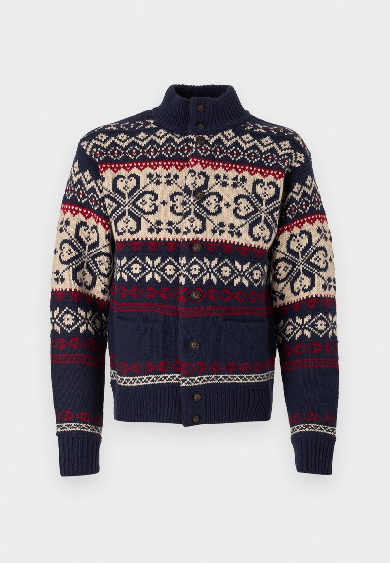 Sweter z dzianiny z wysokim kołnierzem, granatowy korpus, wzory Fair Isle w kolorze kremowym i czerwonym, pięć guzików oraz ściągacze na mankietach i u dołu.