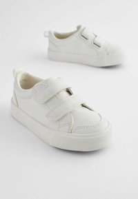 Hvide sneakers lavet af syntetisk læder med to justerbare velcro-stropper, gummisål, rund tå og teksturerede sideakcenter.