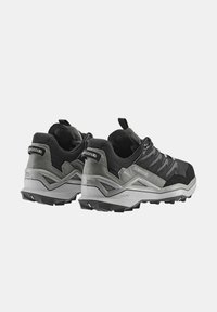 Scarpe da trail nere e grigie con tomaia in mesh, accenti testurizzati e suola ammortizzata. Presentano un tassello per il sollevamento e una suola scanalata per una maggiore trazione.