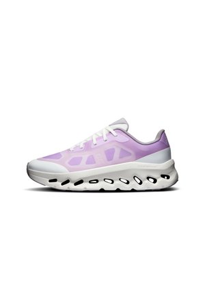 Hellvioletter und weißer Sportschuh mit Mesh-Obermaterial, weißen Schnürsenkeln und dicker weißer Sohle mit schwarzen Ausschnitten.