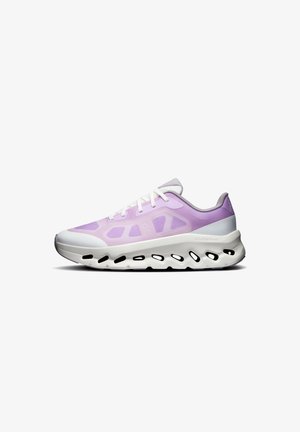 Hellvioletter und weißer Sportschuh mit Mesh-Obermaterial, weißen Schnürsenkeln und dicker weißer Sohle mit schwarzen Ausschnitten.
