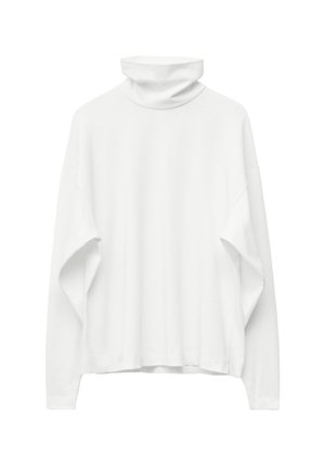 Langærmet hvid rullekraveskjorte med løs pasform og let bredere skuldre, vist på en ensfarvet hvid baggrund.