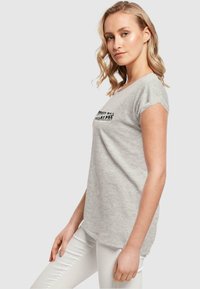 Merchcode RECKLESS - T-shirts med print - heather grey