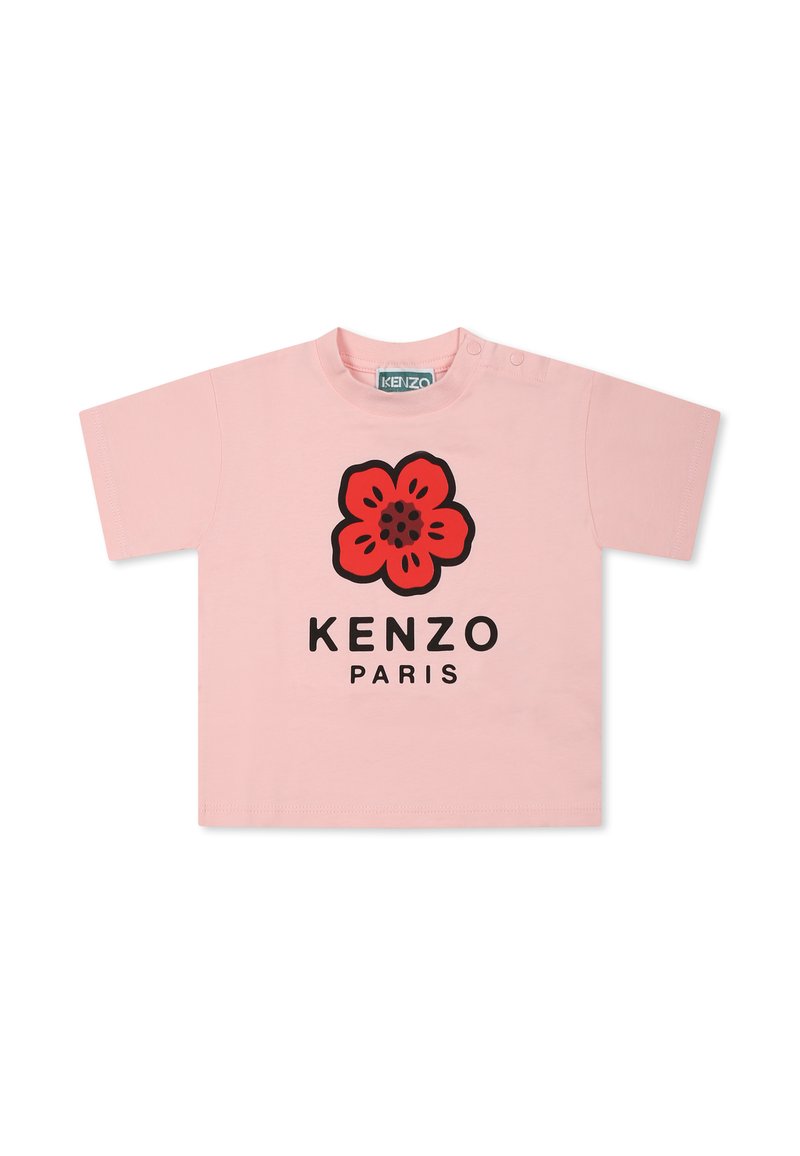 T-shirt rose à manches courtes avec un col rond, mettant en avant un graphique floral rouge et le texte noir "KENZO PARIS". Matière en coton doux, coupe décontractée.