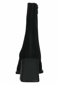 Stivale alla caviglia in suede nero con una cerniera sottile sul retro, tacco leggermente svasato e dettagli di cucitura tonale lungo i lati.