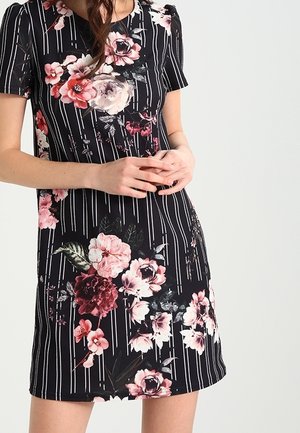 Vestido negro de manga corta con un patrón floral, que presenta rayas blancas verticales. Confeccionado en un material suave con un corte relajado y escote redondo.