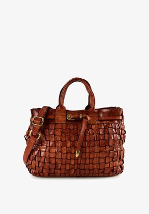 Bolso tejido de cuero marrón con dos asas superiores, correa ajustable para el hombro y detalle decorativo de hebilla dorada en la parte delantera.