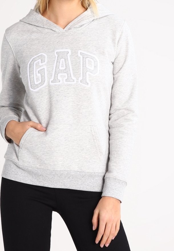 Sudadera de algodón gris con un bolsillo frontal y el logotipo bordado "GAP" en blanco. Cuenta con capucha con cordón y puños de canalé.