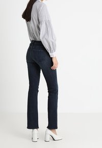 Abercrombie & Fitch Vaqueros bootcut - dark-blue denim