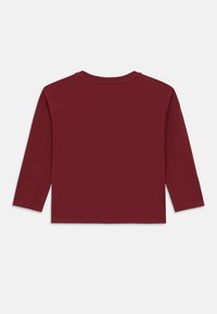 Camiseta de manga comprida cor bordô, feita em algodão. Apresenta decote redondo e corte reto. Design simples, sem padrões ou detalhes visíveis.