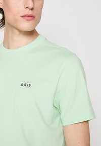 BOSS TEE - Jednoduché tričko - open green