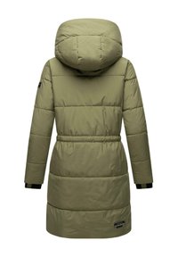 Lang, olijfgroene pufferjas met een capuchon, met een ceintuur in de taille, gewatteerd ontwerp en zwarte accentmanchetten. Merklabel aan de zoom.