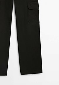 Pantalon noir à coupe droite avec une poche à rabat sur la cuisse supérieure, présenté sur un fond blanc.