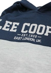 Sweatshirt bleu marine et gris avec texte blanc. Comprend une capuche, un tissu doux, et l'inscription "LEE COOPER EST. 1908 EAST LONDON, UK" imprimée sur la poitrine.