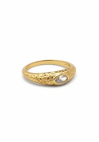 Bague en or avec un anneau texturé et une pierre précieuse ovale et claire sertie dans un chaton lisse. Le design présente des motifs complexes le long de l'anneau.