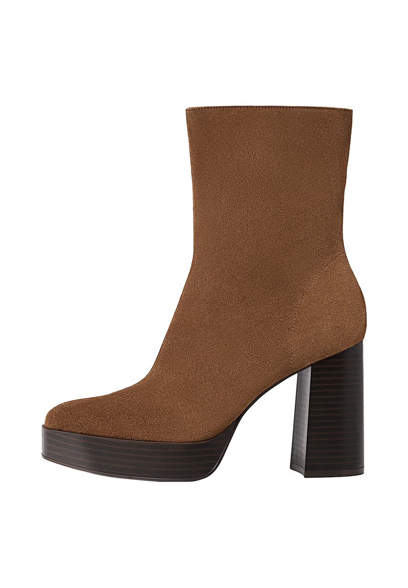Brun mockaskinnsankleboot med rund tå, chunky svartrandig klack och en slät yta. Har en figurnära design utan synlig hårdvara.
