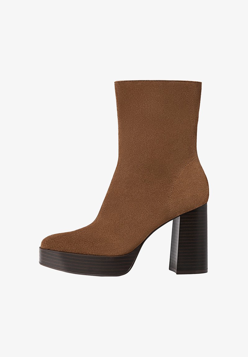 Brun mockaskinnsankleboot med rund tå, chunky svartrandig klack och en slät yta. Har en figurnära design utan synlig hårdvara.