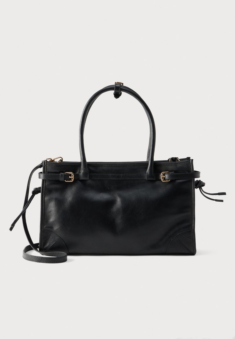 Geantă de mână din piele neagră cu două mânere superioare, curele laterale reglabile cu cataramă și o curea de umăr detașabilă, pe fundal alb.