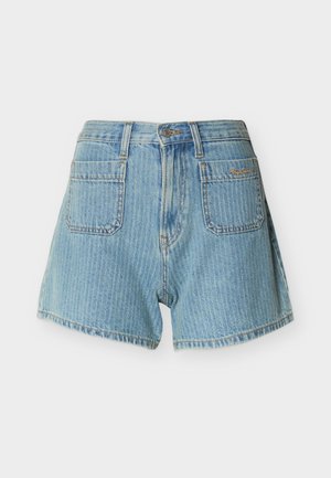 Shorts en denim bleu clair avec poches plaquées à l'avant, passants pour ceinture et fermeture par bouton.