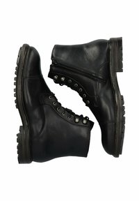 Botas de tobillo de cuero negro con un acabado texturizado, puntera redonda, cierre de cordones en la parte frontal y cremallera lateral. Presentan ojales metálicos y una suela resistente.