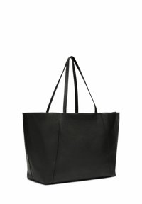 Schwarze Leder-Tasche mit strukturierter Oberfläche, zwei langen Griffen, rechteckiger Form und ohne sichtbare Beschläge oder Akzente.