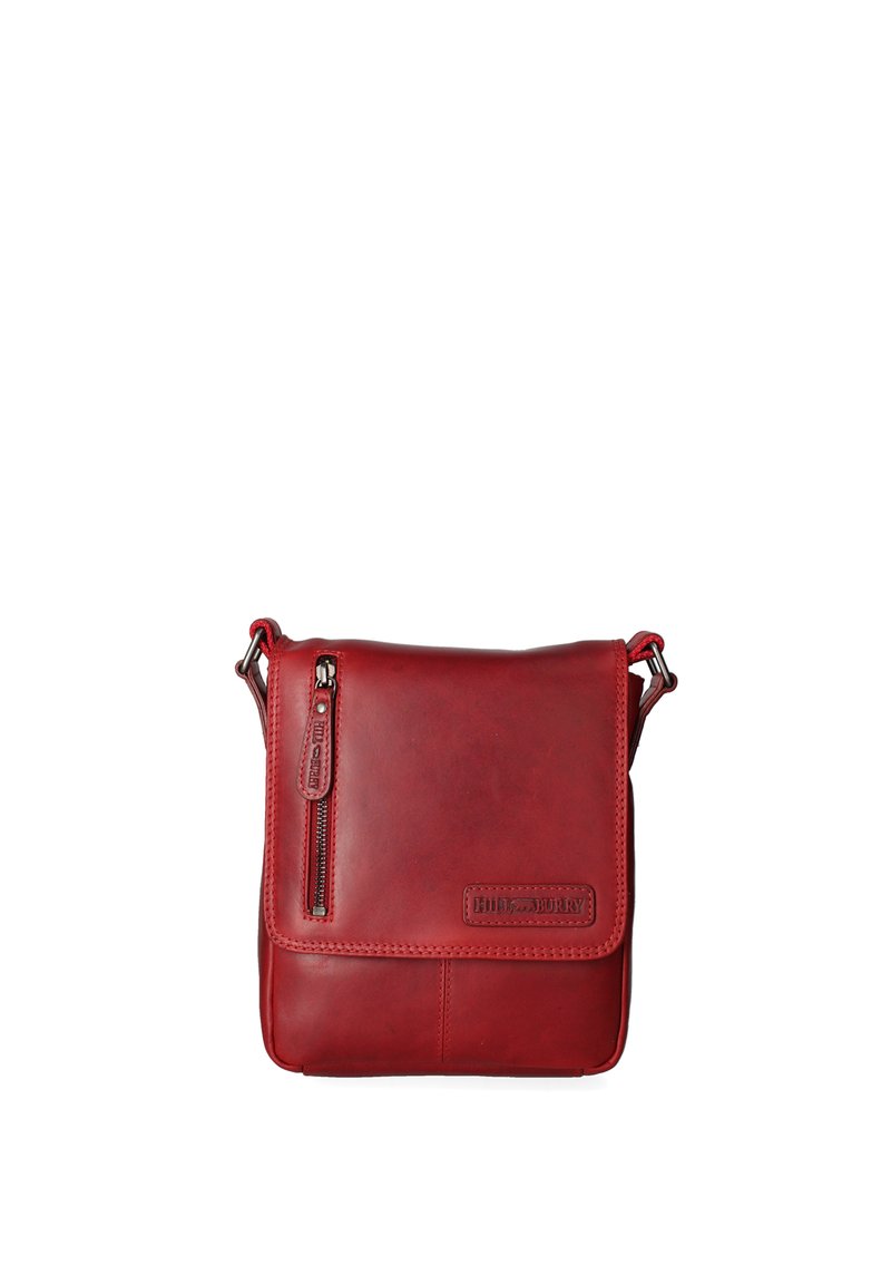 Borsa a tracolla rossa in pelle con una tasca frontale con zip, texture liscia, forma rettangolare e logo sulla tasca frontale.