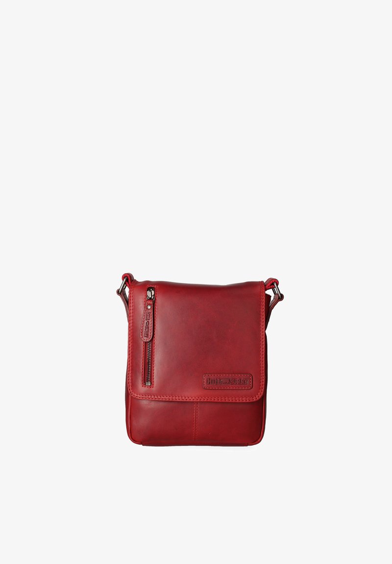 Borsa a tracolla rossa in pelle con una tasca frontale con zip, texture liscia, forma rettangolare e logo sulla tasca frontale.